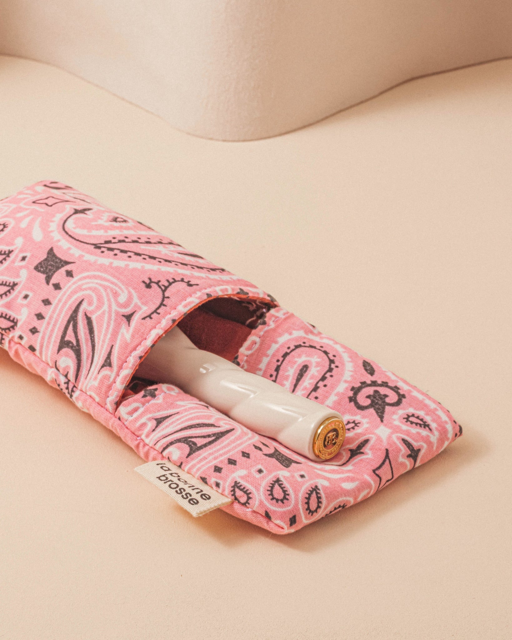 Call It By Your Name x La Bonne Brosse Pochette Grande Brosse Rose Poudrée