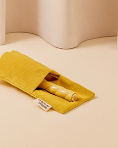N.03 La Petite Brosse Cuir Chevelu Sensible l'Indispensable Douceur Jaune Safran