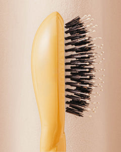 N.03 La Micro Brosse Cuir Chevelu Sensible l'Indispensable Douceur Jaune Safran