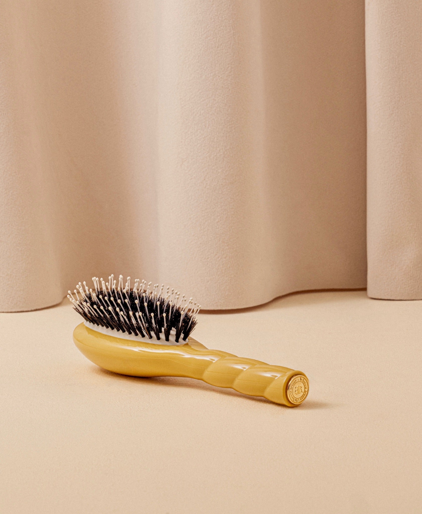 N.03 La Petite Brosse Cuir Chevelu Sensible l'Indispensable Douceur Jaune Safran