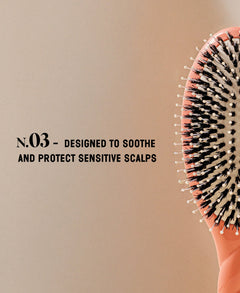 N.03 La Brosse Cuir Chevelu Sensible l'Indispensable Douceur Corail