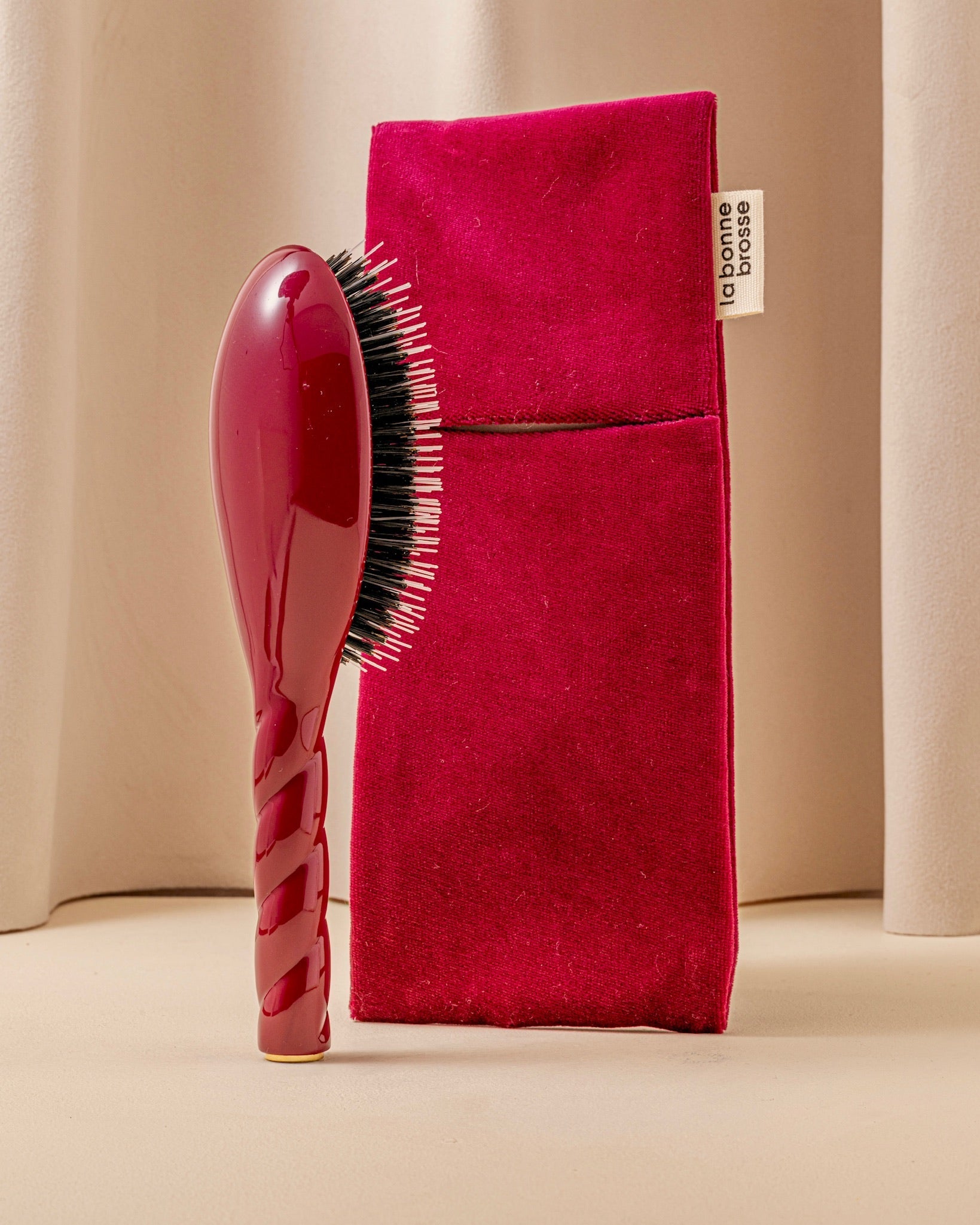 La Pochette "Grande Brosse" Rouge Cerise